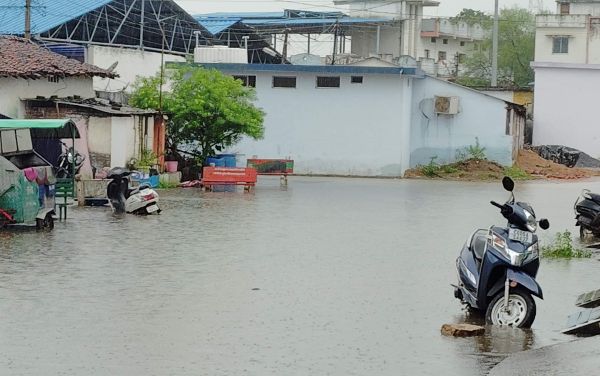 घंटे भर की बारिश से जलमग्न हुए कई इलाके