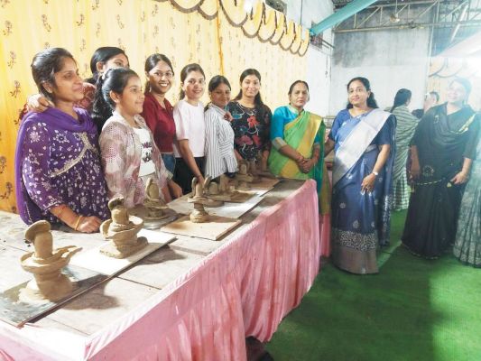 अग्रसेन जयंती समारोह: तीसरे दिन मिट्टी के शिवलिंग बनाओ स्पर्धा