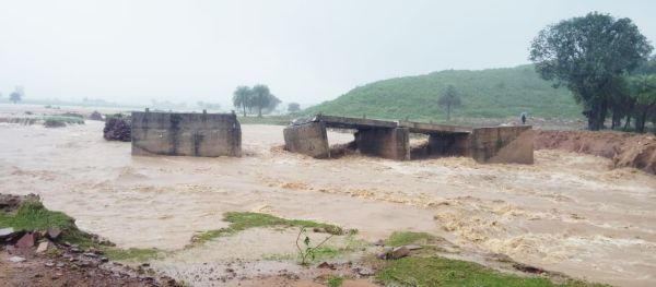 नया पुल बहने से स्कूल बच्चों  को आने-जाने में हो रही परेशानी