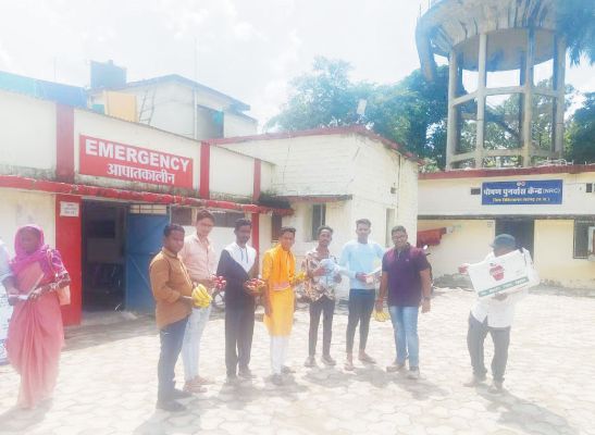 निशा स्टील ने विश्वकर्मा जयंती पर मरीजों को बांटे फल