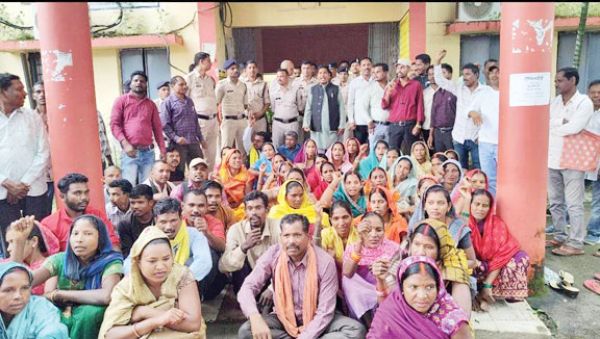 जनपद सीईओ को प्रभार दिलाने की मांग पर सरपंच संघ का धरना