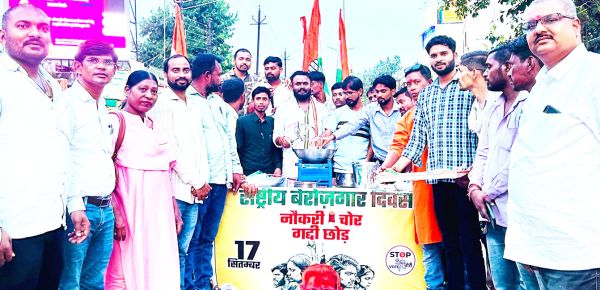 युवा कांग्रेस ने बीच बाज़ार पकौड़े तल मनाया मोदी का जन्मदिन