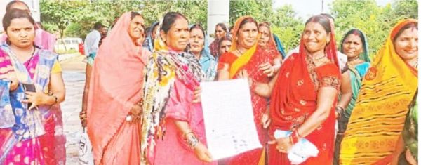 महिलाओं ने खेत व बेटियों  ने स्कूल जाना छोड़ा