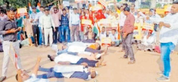 एनएचएम कर्मियों ने मांगी इच्छा मृत्यु, प्रदर्शन