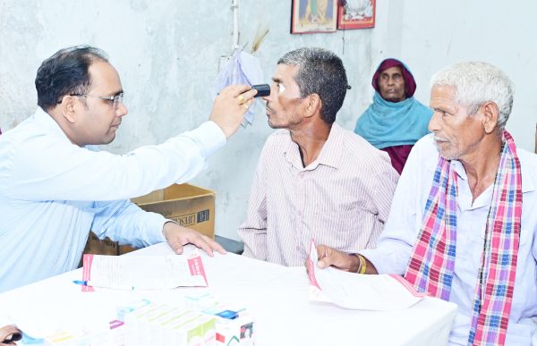 अल्ट्राटेक रावन का नि:शुल्क नेत्र  जांच व चश्मा वितरण शिविर