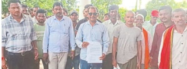 46 हजार के बिजली बिल लेकर ऑफिस के लगा रहे चक्कर