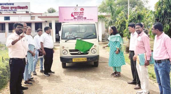 कलेक्टर ने जागरूकता रथ को हरी झंडी दिखाकर किया रवाना