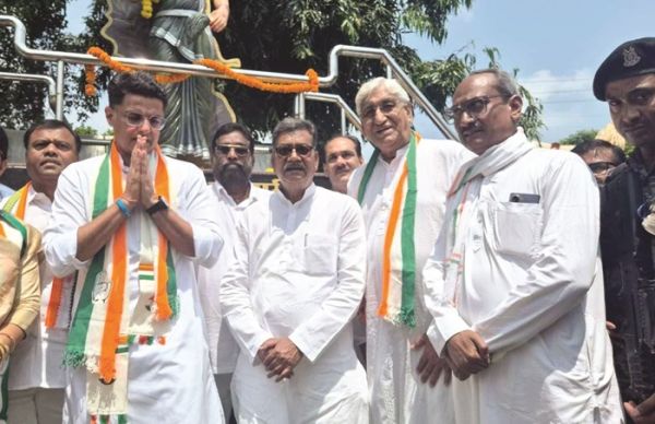 पुष्पांजलि अर्पित कर छग महतारी को किया नमन