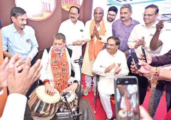 ..जब भाजपाध्यक्ष ने बजाया तबला