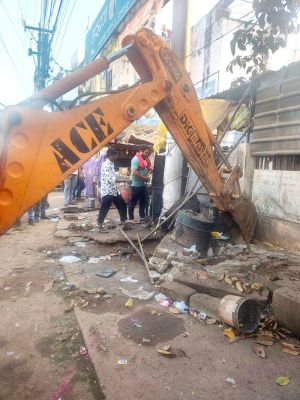 संतोषी नगर से अवैध ठेले बोर्ड जप्त 12 दुकानदारों से 13500 जुर्माना