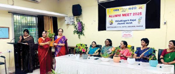 गल्र्स कॉलेज की भूतपूर्व छात्राएं प्रोफेसर बनकर पहुंची, मिलन समारोह