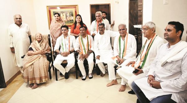 पायलट पहुंचे वोरा निवास