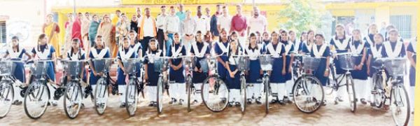 स्कूली छात्राओं को मिली निशुल्क सायकल