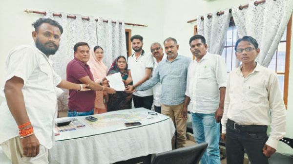  कांग्रेसी पार्षदों ने सीएमओ को सौंपा ज्ञापन