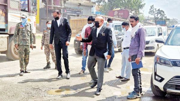 जर्जर सडक़ का जायजा लेने पहुंचे अधिवक्ता, नगरवासियों से बात कर सुनीं समस्याएं