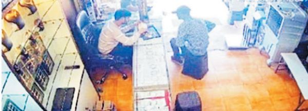 खरीदने के बहाने आए और 12 लाख के जेवर पार