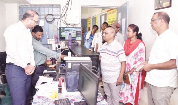 कलेक्टर ने भानपुरी धान खरीदी केन्द्र का किया आकस्मिक निरीक्षण