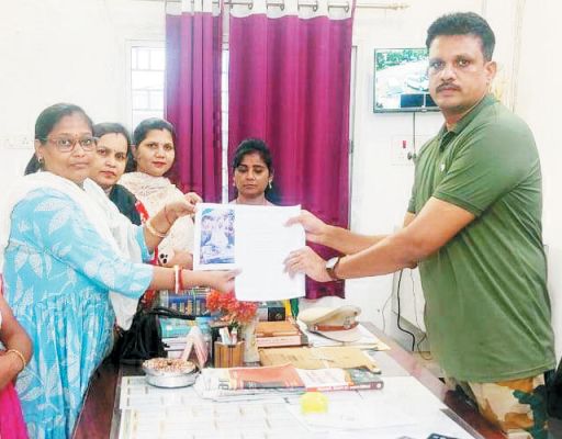 अशोक चक्र अपमान का आरोप, महिला मोर्चा ने सौंपा ज्ञापन