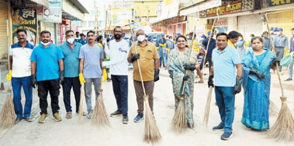 सेवा पखवाड़ा : नपा अध्यक्ष ने सडक़ पर लगाई झाड़ू