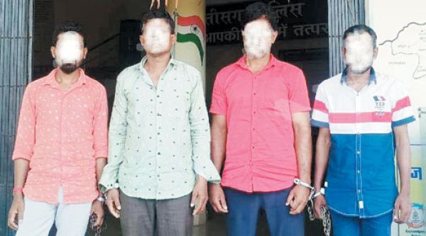 चाकू दिखाकर डराने वाले 4 गिरफ्तार