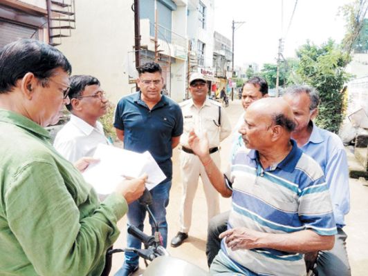 राजस्व अमले के साथ फील्ड में उतरे आयुक्त, कर जमा नहीं करने वालों को चेताया