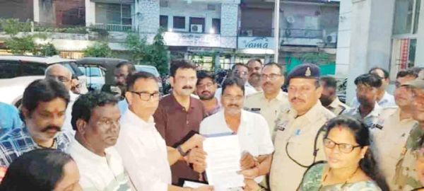 कांग्रेस कार्यकर्ता पहुंचे थाना, भाजपा नेताओं पर एफआईआर की मांग