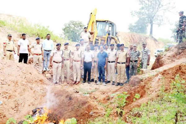 पुलिस ने 135 किलो गांजा सहित भारी मात्रा में मादक पदार्थ जलाकर किया नष्ट