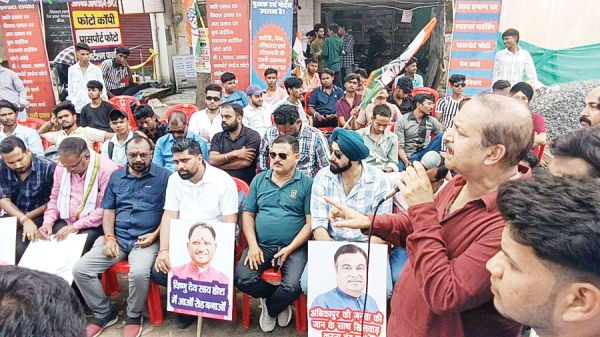 सडक़ें बदहाल, युवा कांग्रेस का चक्काजाम