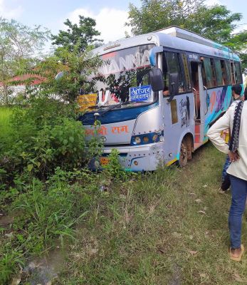 यात्री बस -पिकअप  में भिड़ंत