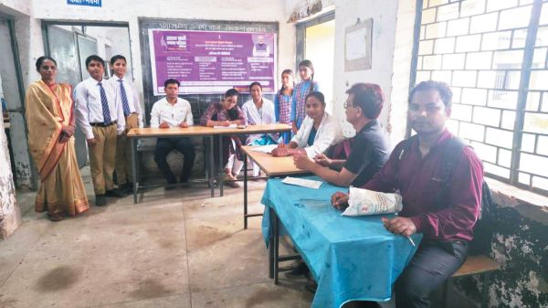 रामभांठा स्कूल में स्वास्थ्य परीक्षण शिविर