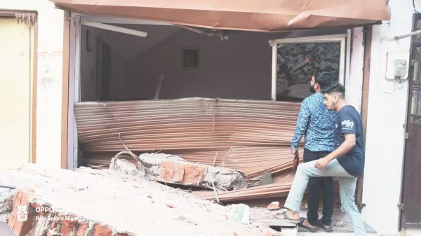 गंजपारा में जर्जर मकान में भारी मशीनों से चल रहा था गिराने का कार्य