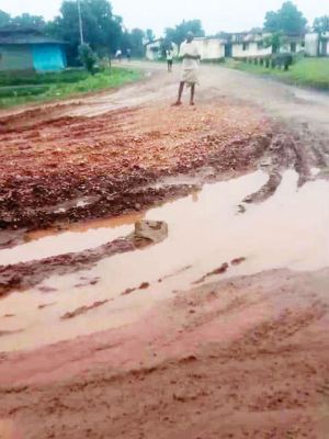 भारी वाहनों के आवाजाही से ग्रामीण अंचल में बनी सडक़ हो रही है क्षतिग्रस्त