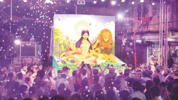 दुर्गा प्रतिमा का किया भव्य स्वागत
