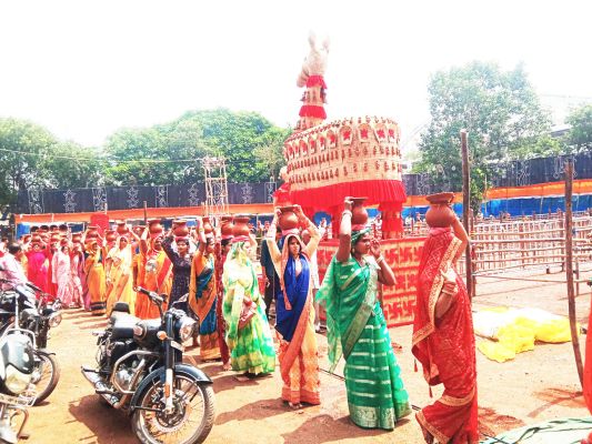 लाल मैदान पॉवर हाउस में ढोकरा शिल्प की 3 हजार मूर्तियों से सुसज्जित मां अंबे का सज रहा भव्य दरबार