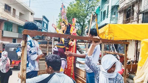 नवरात्र के पहले दिन देवी मंदिरों में उमड़ी भीड़