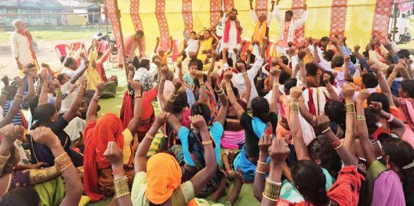 गूगल नक्शा और वन अधिकार पट्टा की मांग, ग्रामीणों ने वनमंडल कार्यालय घेरा