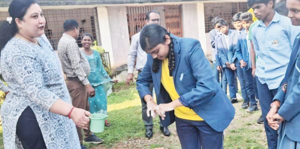 स्वामी आत्मानंद विद्यालय  में स्वच्छता पखवाड़ा