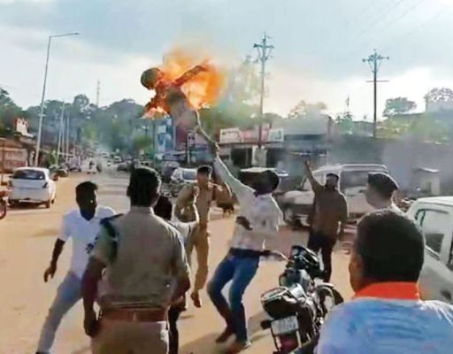 कांग्रेसियों ने गृहमंत्री का फूंका पुतला