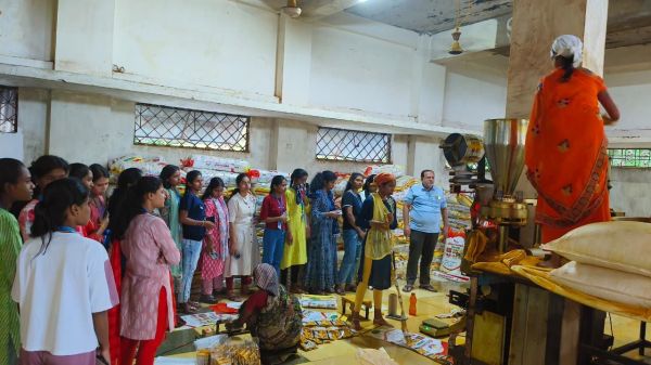 महिला पॉलिटेक्निक के प्रशिक्षणार्थियों ने औद्योगिक क्षेत्रों का किया भ्रमण