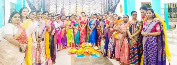 धूमधाम से मनाया बतुकम्मा पर्व