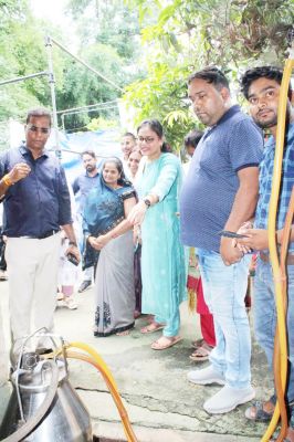 कलेक्टर ने पशुपालक के घर जाकर डेयरी की व्यवस्थाओं का लिया जायजा