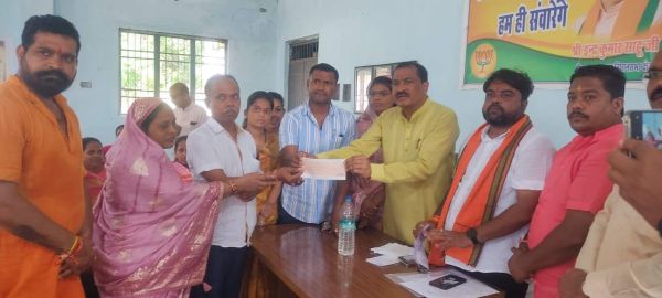 विधायक ने दिया जरूरतमंद को सहायता राशि की चेक