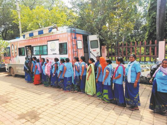 शिविर में सफाई मित्र और स्वच्छता दीदीयों का परीक्षण