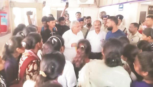 पुनर्मूल्यांकन की मांग, विवि प्रशासन के खिलाफ आक्रोश