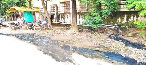 स्वास्थ्य कर्मियों के लिए बने आवासीय परिसर का गंदा पानी बह रहा सडक़ों पर
