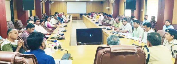 समय-सीमा पर कार्य पूर्ण नहीं करने वालों को नोटिस जारी करने के निर्देश