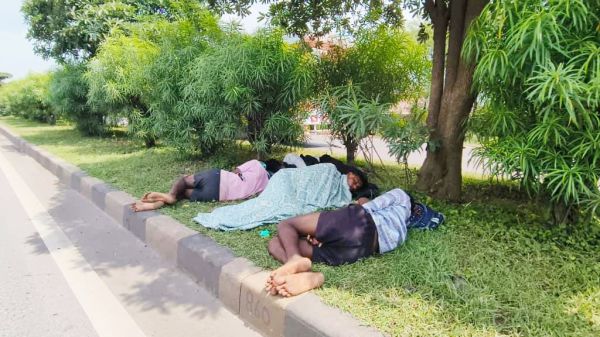 हाईवे के डिवाईडर में सुस्ताने मजबूर हुए पदयात्री