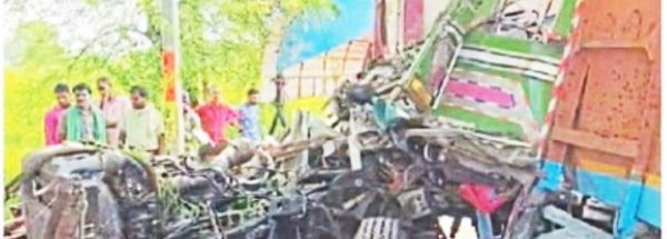 टैंकर व ट्रक में भिड़त, एक की मौत, चार घायल