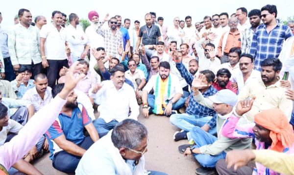 बिजली समस्याओं को लेकर कांग्रेस व ग्रामीणों का भिंमौरी में प्रदर्शन