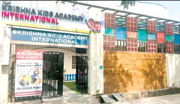 महिला टीचर ने केजी टू की मासूम को अगरबत्ती से दागा